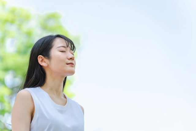 深呼吸する女性