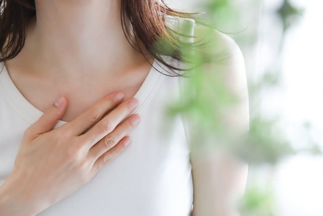 胸に手をあてる女性
