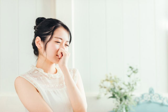 鼻が出る女性