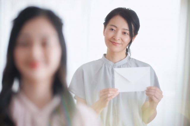 手紙を渡す女性
