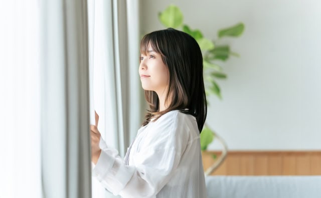 窓の外を見る女性