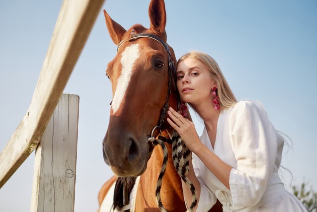 馬と女性