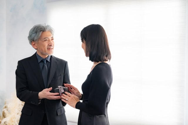 プレゼントを渡す男性