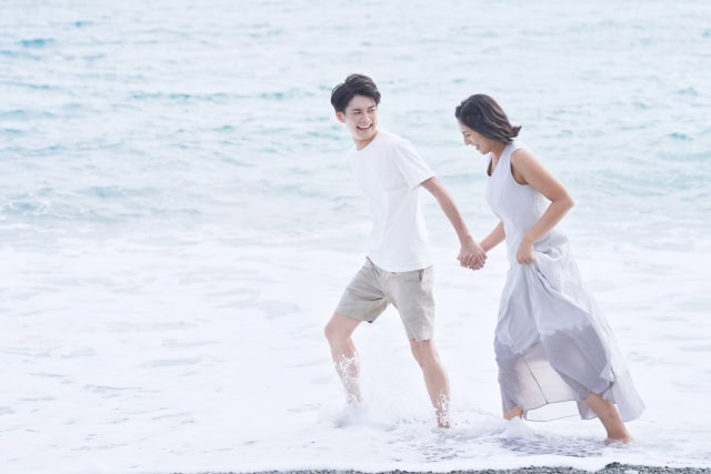 海辺を走るカップル