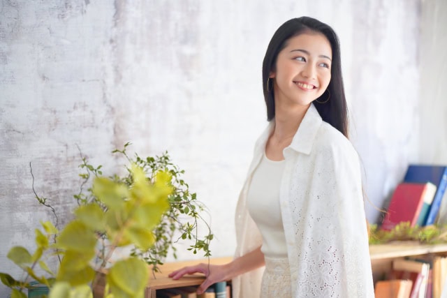 笑顔で振り返る女性