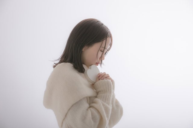 願いをかける女性