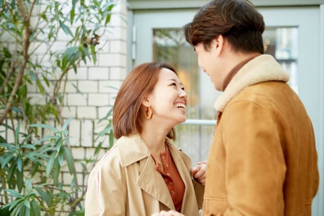 再会するカップル