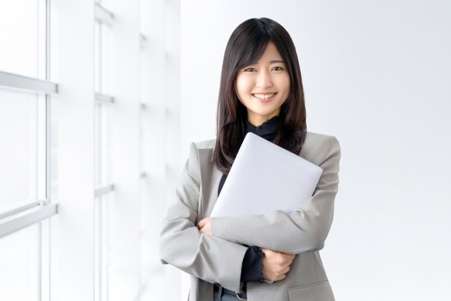 仕事をする女性