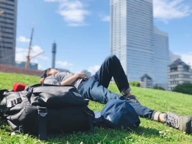 芝生に寝転がる男性