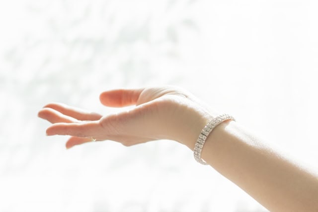 差し伸べる女性の手