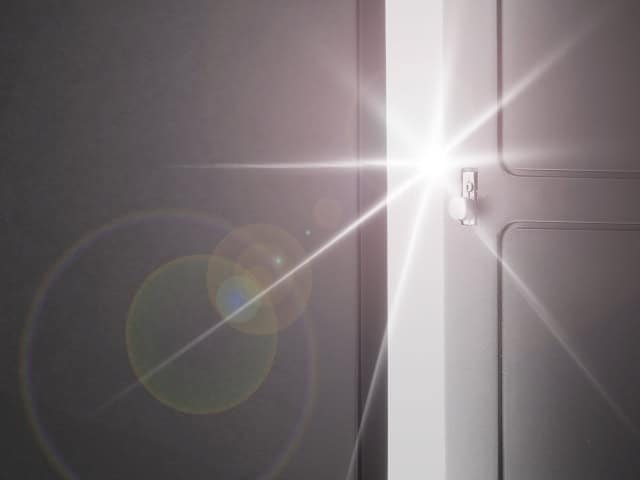 ドアが開き光がこぼれる