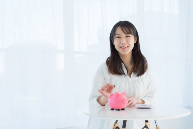貯金箱と女性