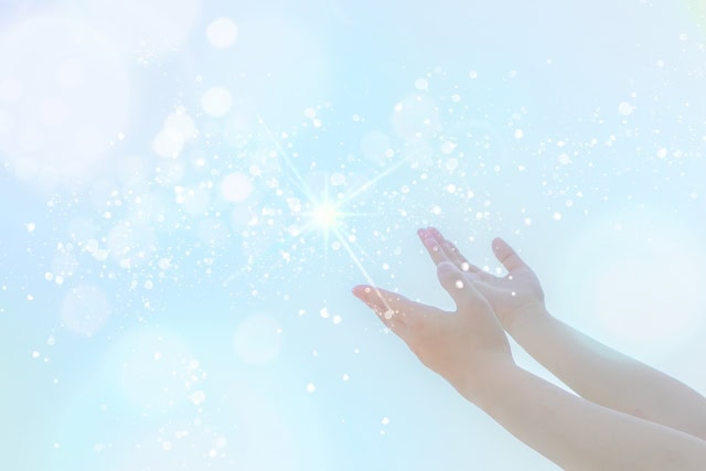 両手をかざして手放す