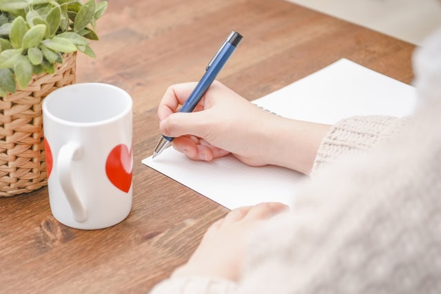 夢のメモを取るイメージ