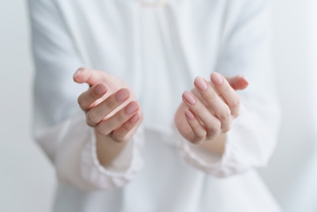 手のひらを広げる女性