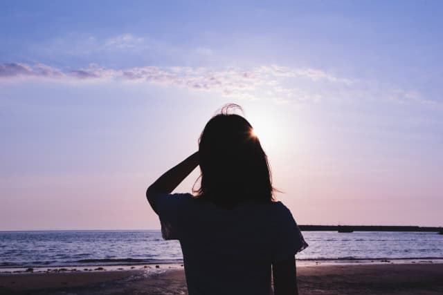 夕日を眺める女性