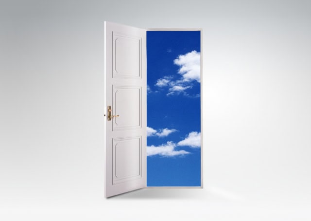 扉の向こうの青空