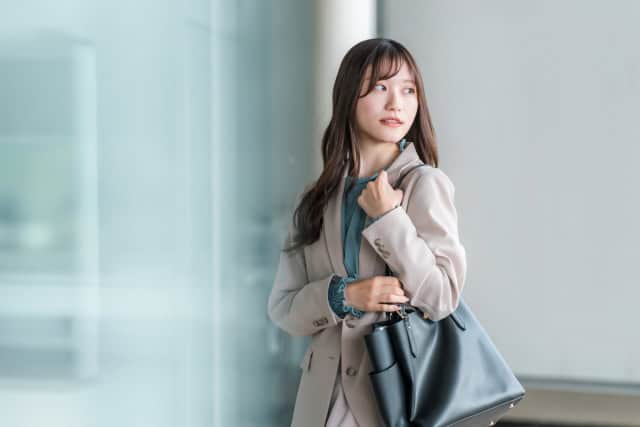 ふり返る女性