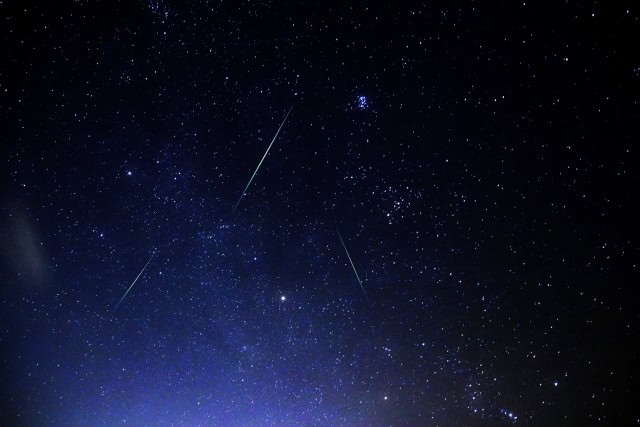 短く光る流れ星