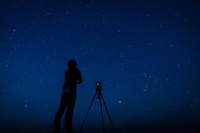 夜空を眺める男性