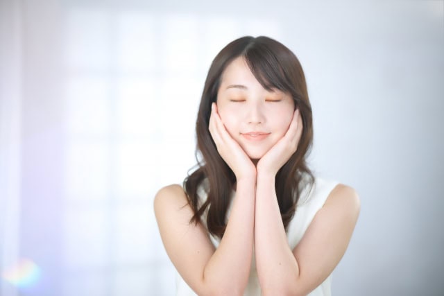 目を閉じる女性