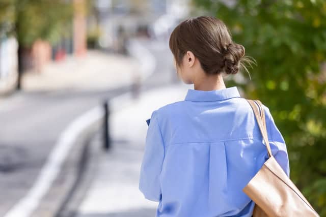 道を探す女性