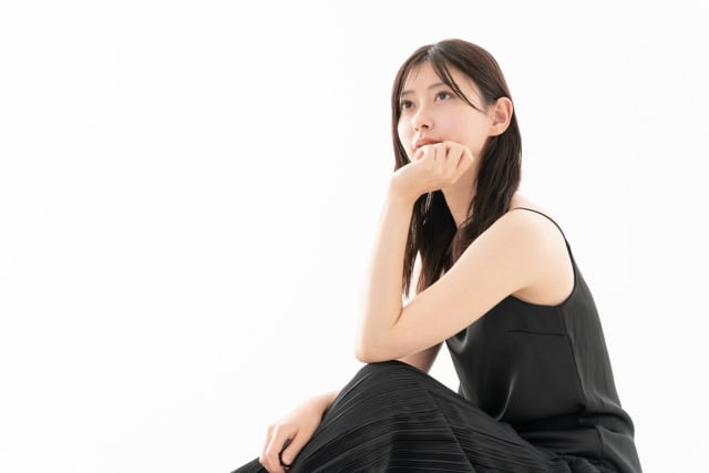 考える女性