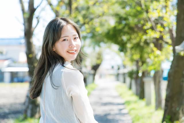 ふり向く女性