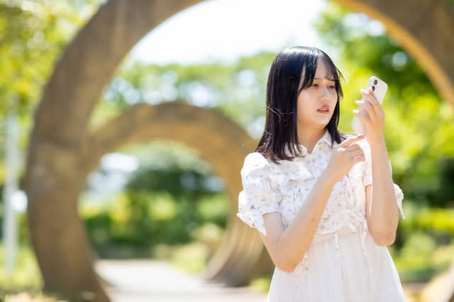迷う女性