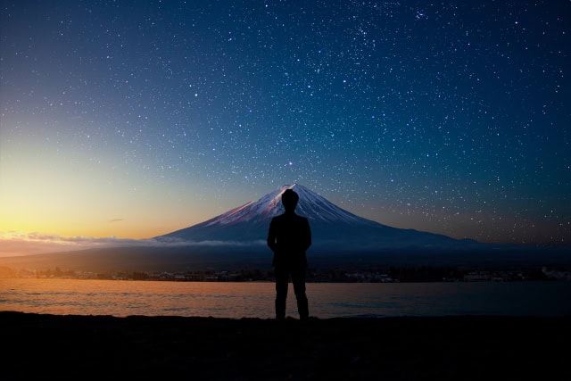 富士山と男性のシルエット